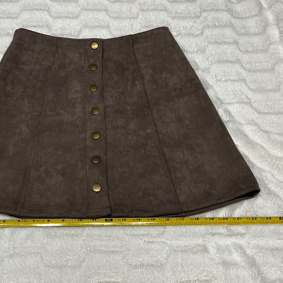 Super soft and cute button front gray suede skirt - Picture 4 of 5